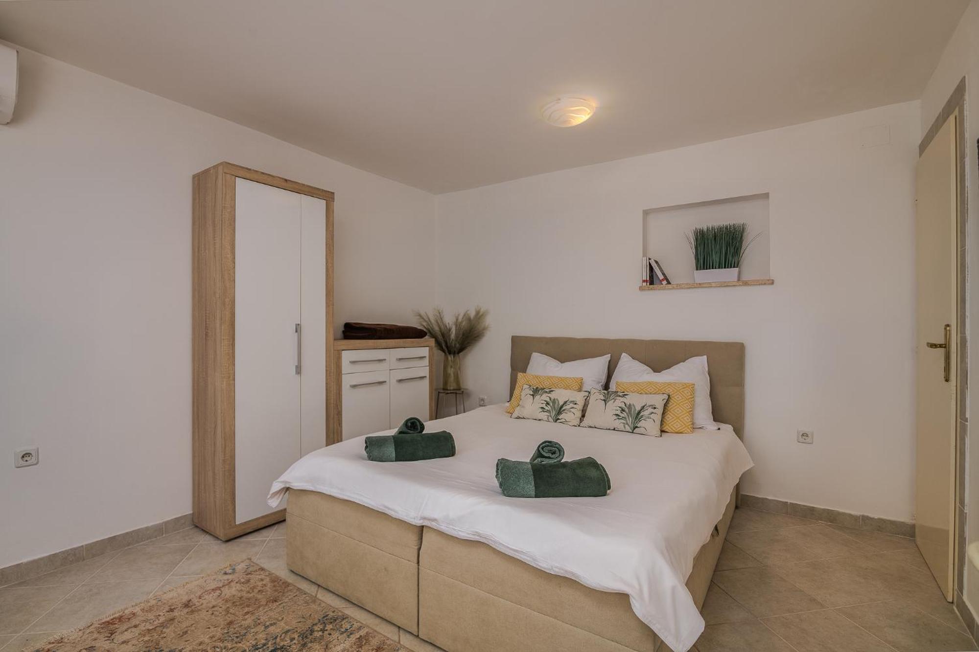 Apartments Stella & Luna Крк Екстер'єр фото
